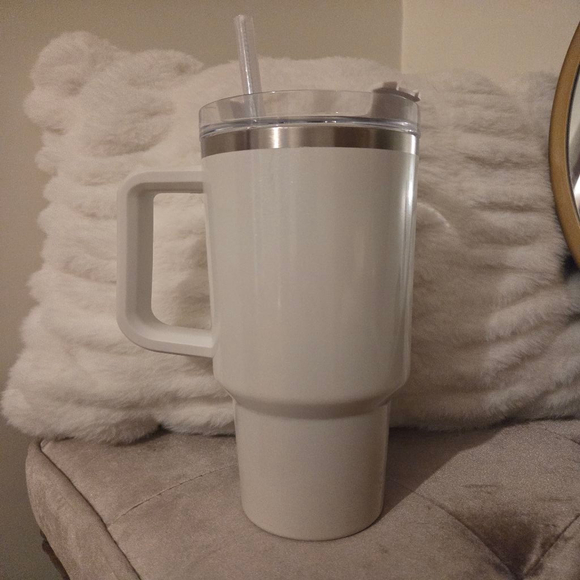 Stanley 40oz White Stainless Steel Insulated Thermos with Brand New Straw/Brush - Picture 6 of 9